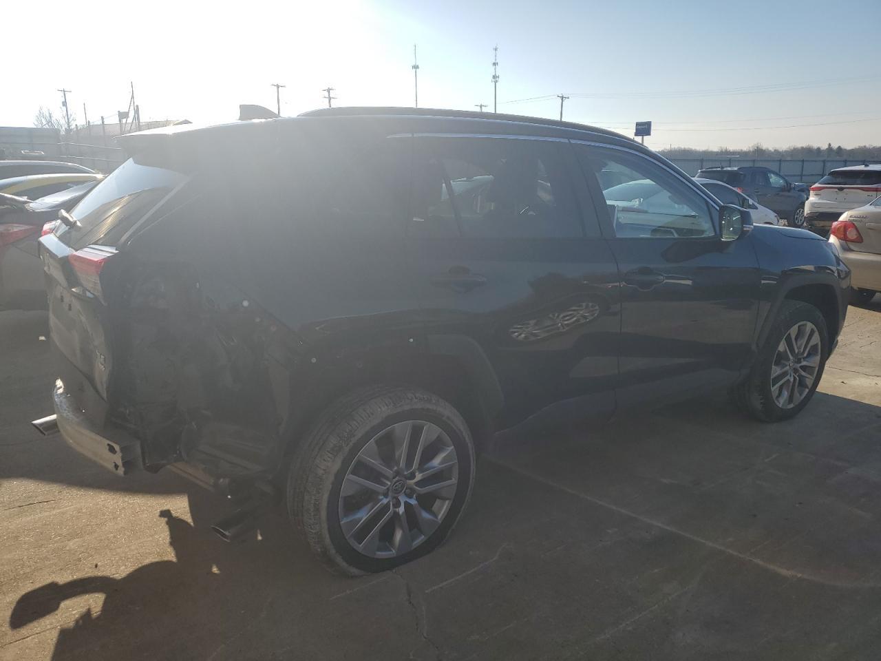 2022 TOYOTA RAV4 XLE P - Фото 3
