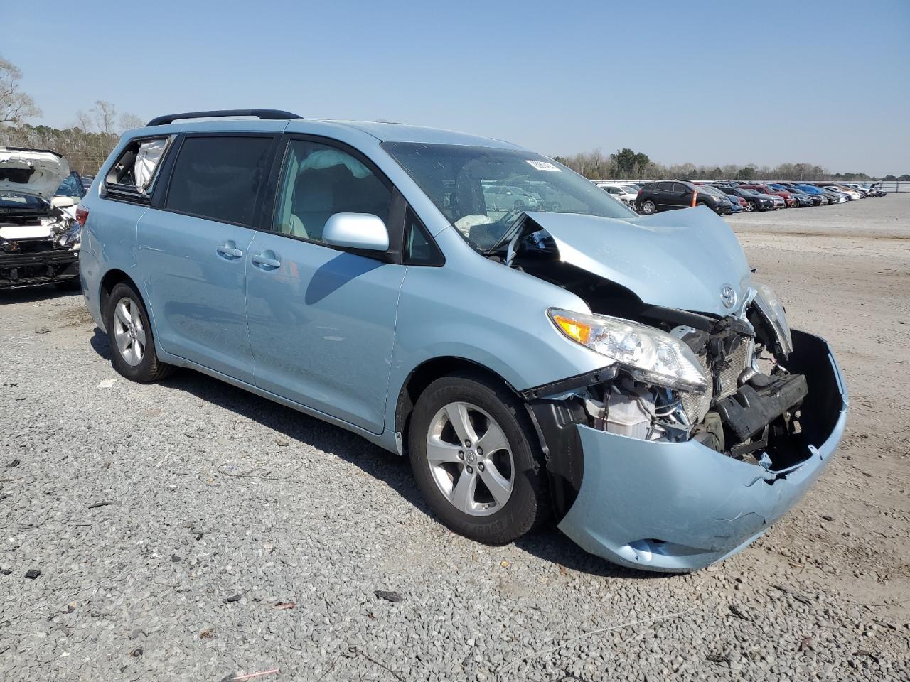 2015 TOYOTA SIENNA LE - Фото 4