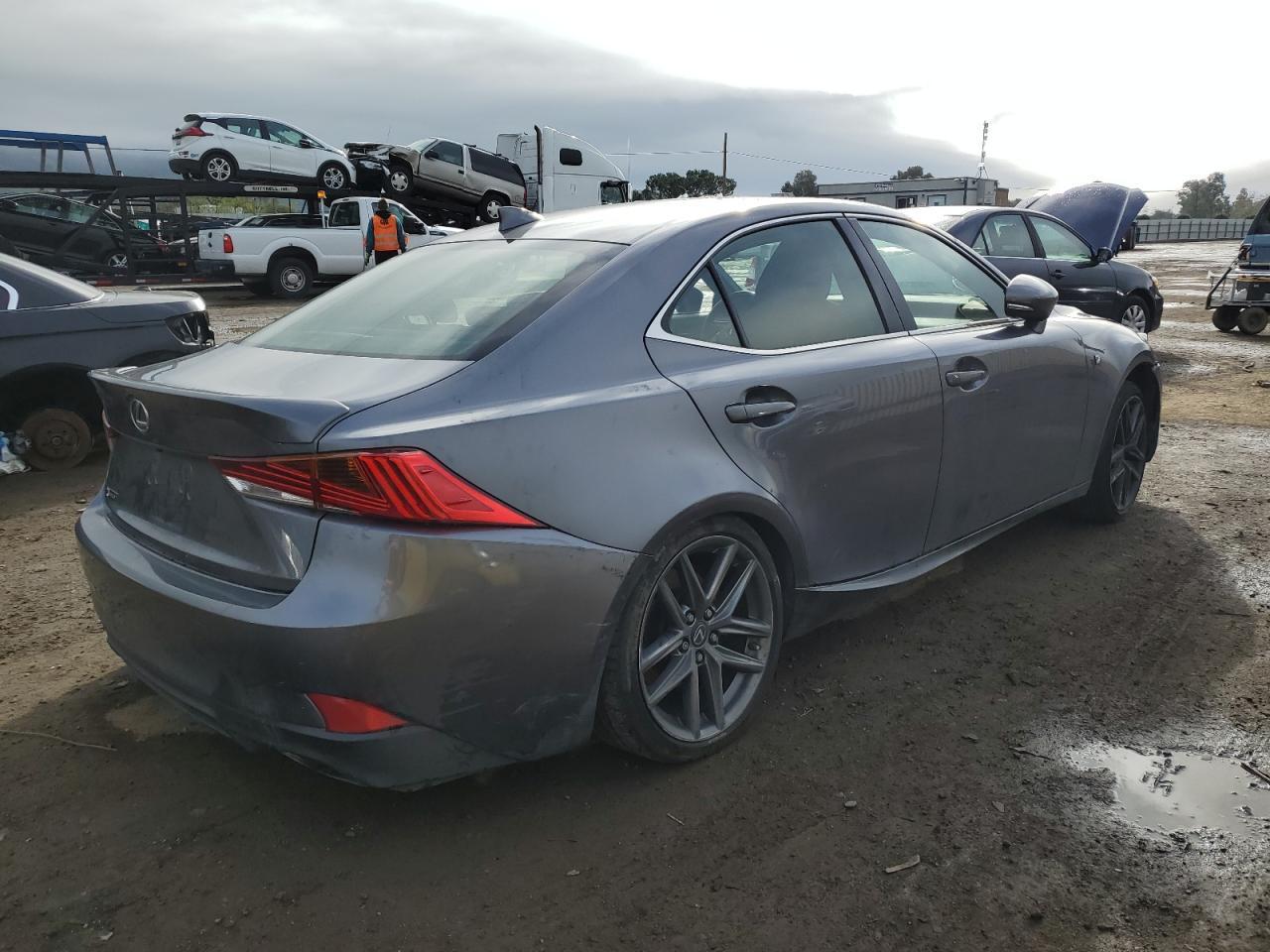 2017 LEXUS IS 200T - Фото 3