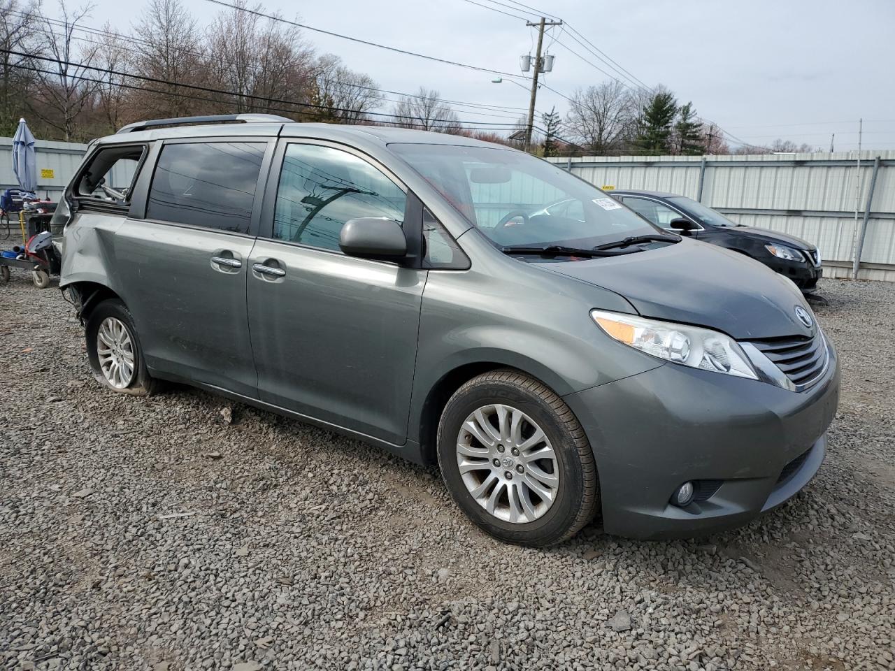 2011 TOYOTA SIENNA XLE - Image 4
