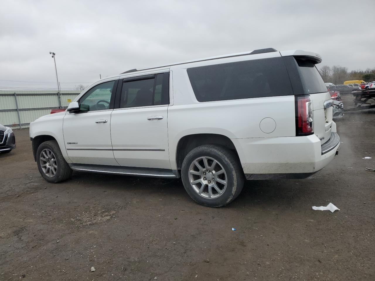 2016 GMC YUKON XL D - Image 2