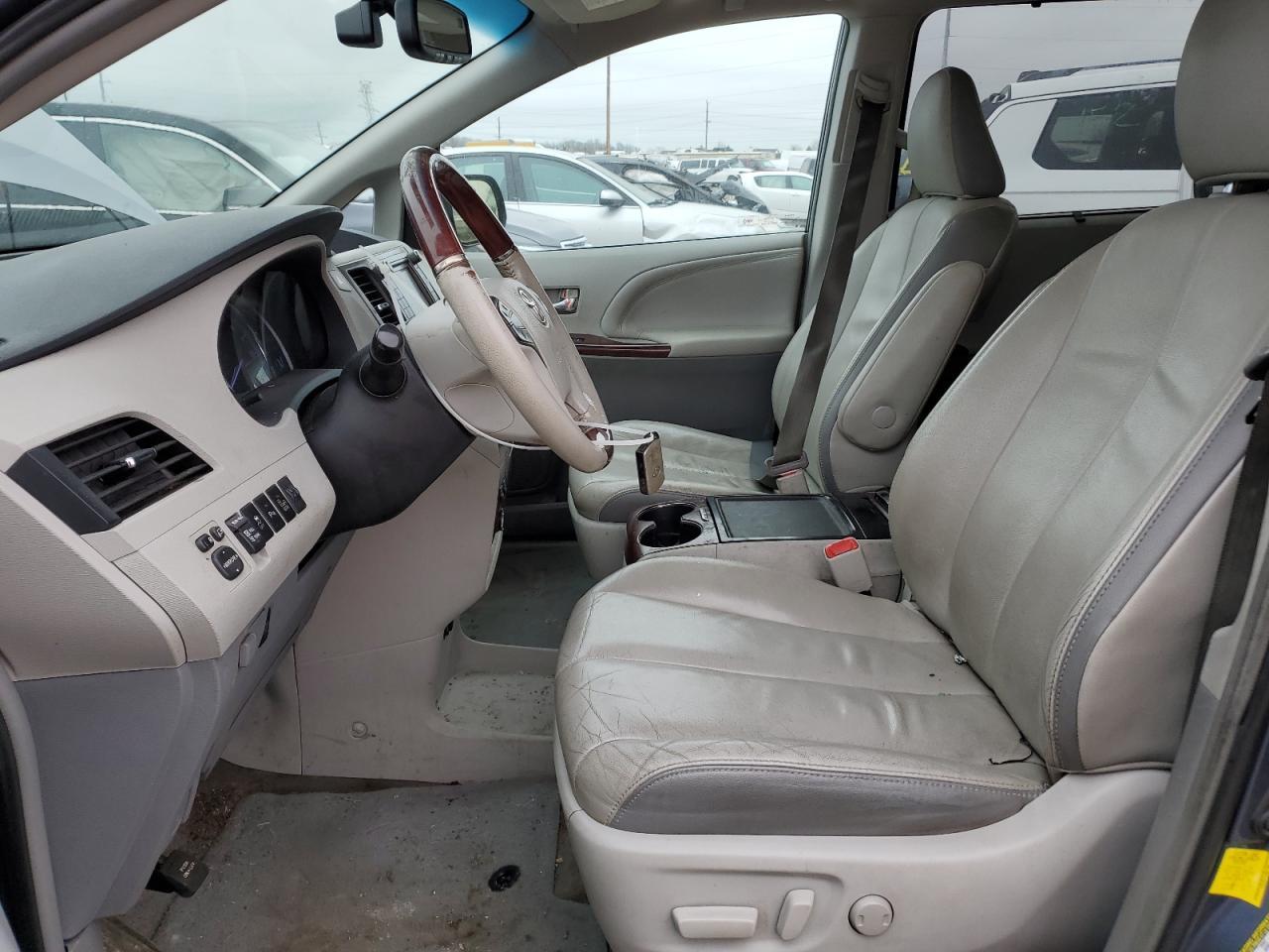2013 TOYOTA SIENNA XLE - Image 7