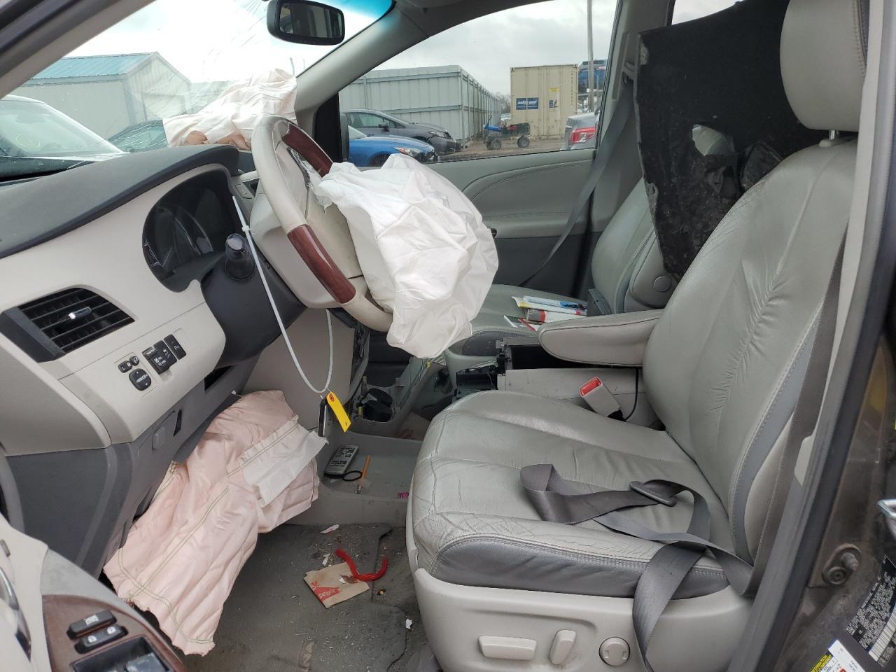 2011 TOYOTA SIENNA XLE - Image 7