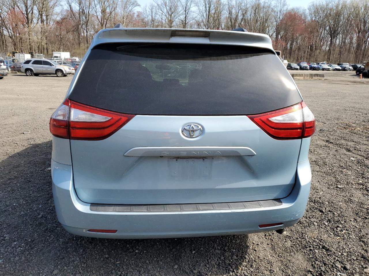 2015 TOYOTA SIENNA LE - Image 6
