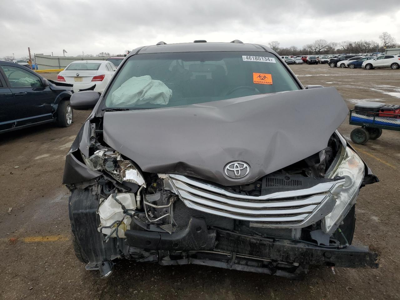 2011 TOYOTA SIENNA XLE - Image 5