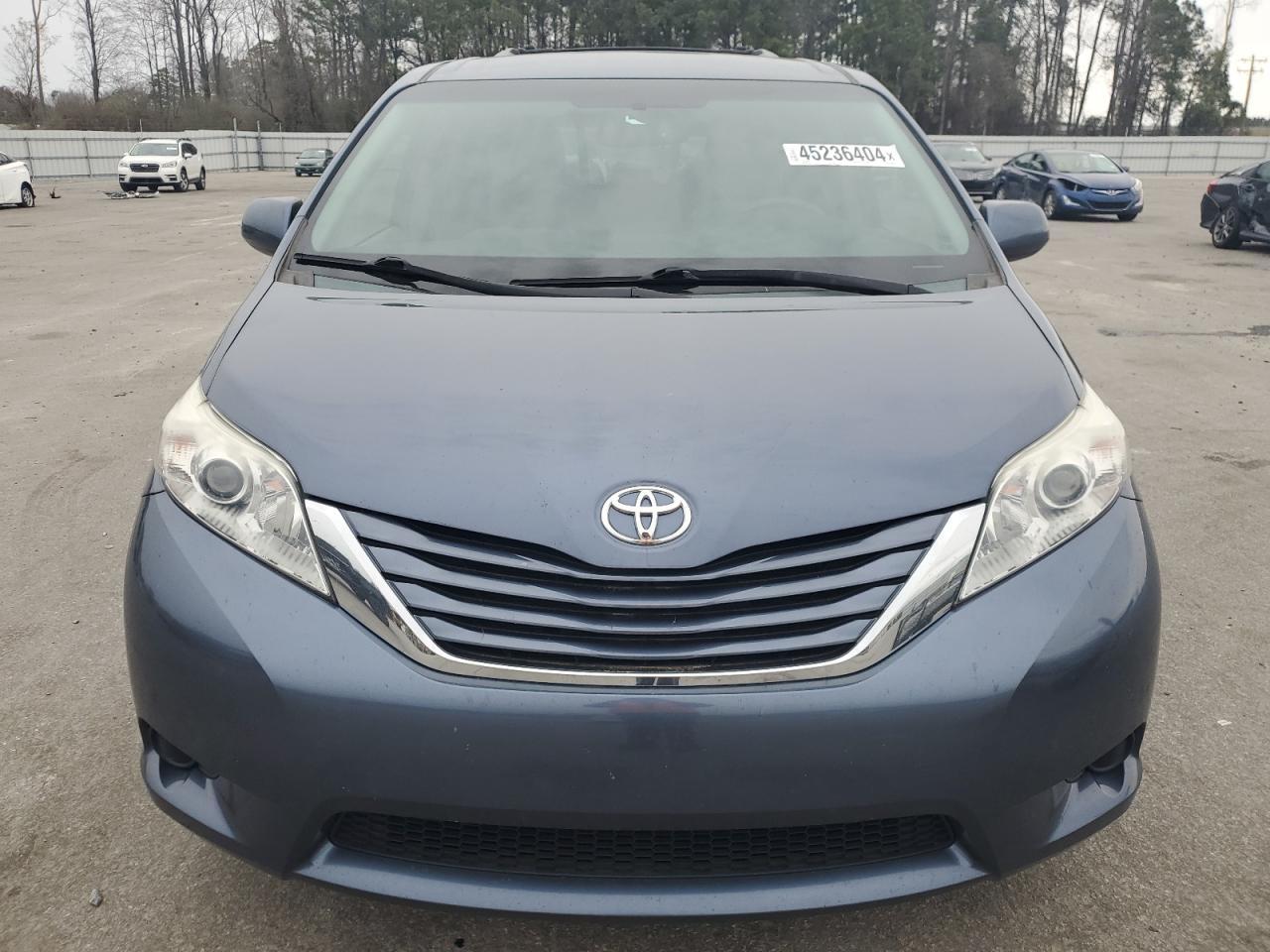 2015 TOYOTA SIENNA LE - Image 5
