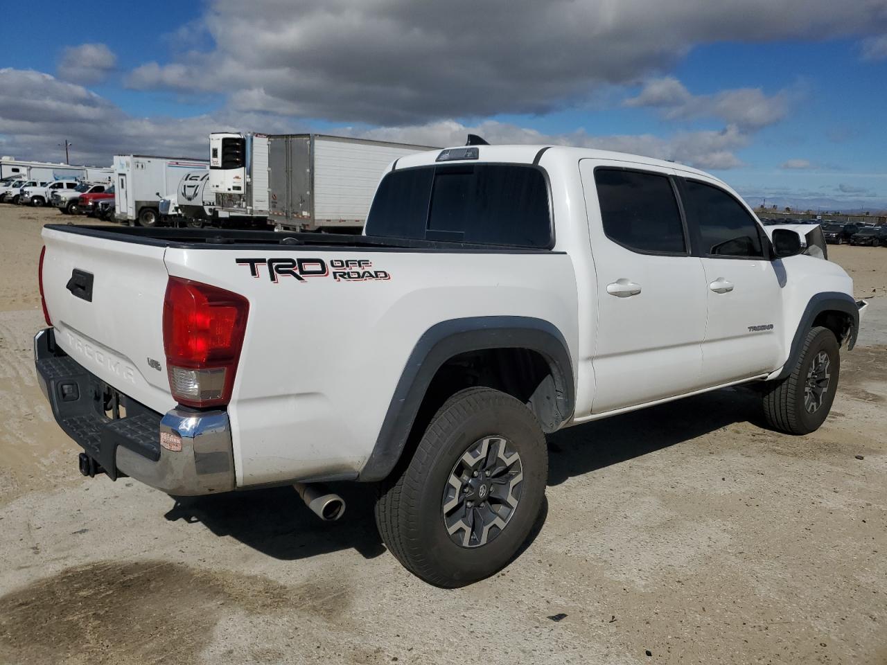 2017 TOYOTA TACOMA DOU - Фото 3