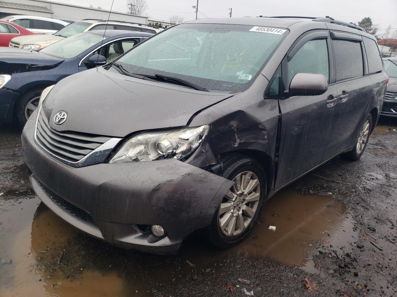 2013 TOYOTA SIENNA XLE