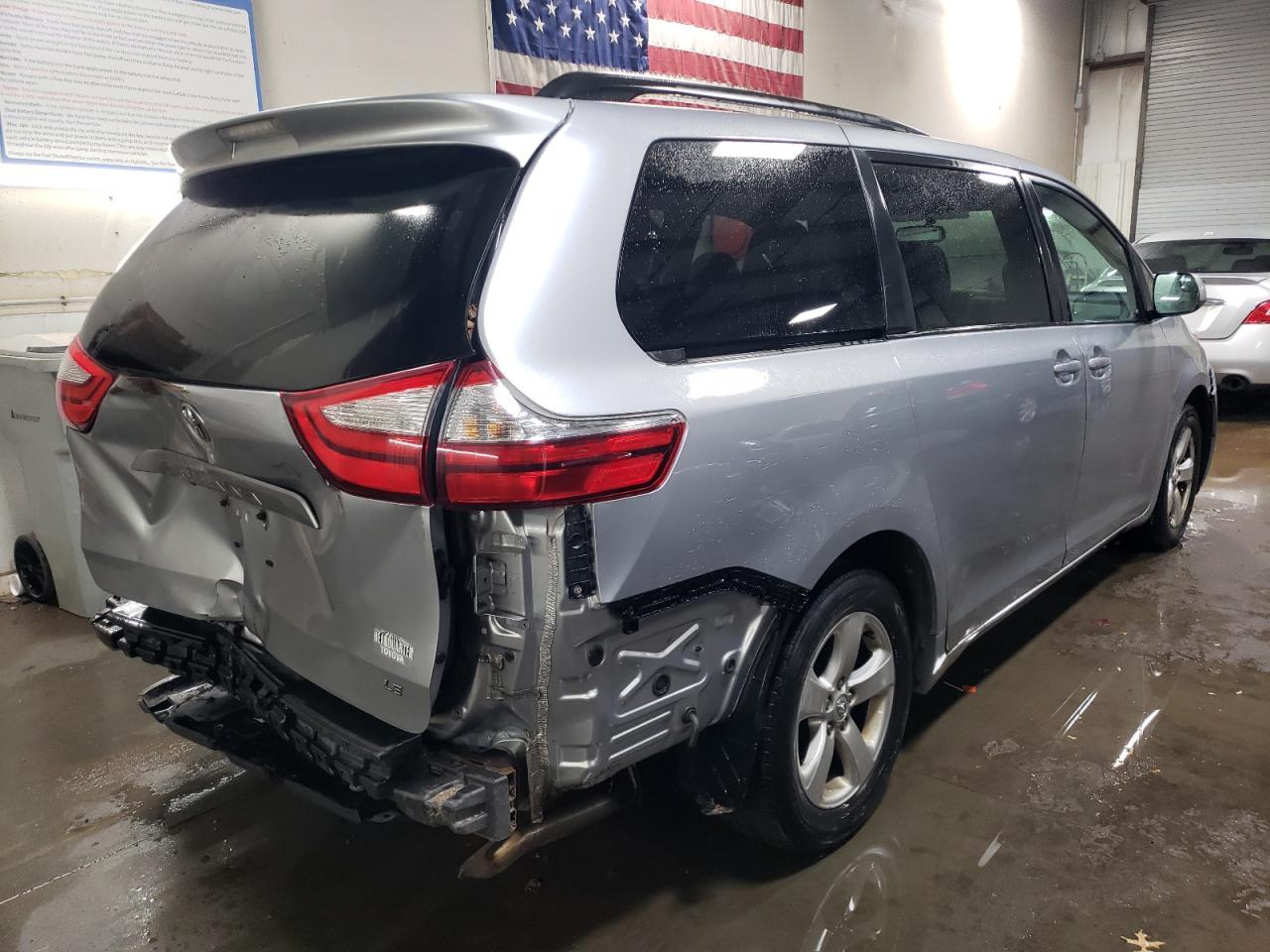 2015 TOYOTA SIENNA LE - Image 3