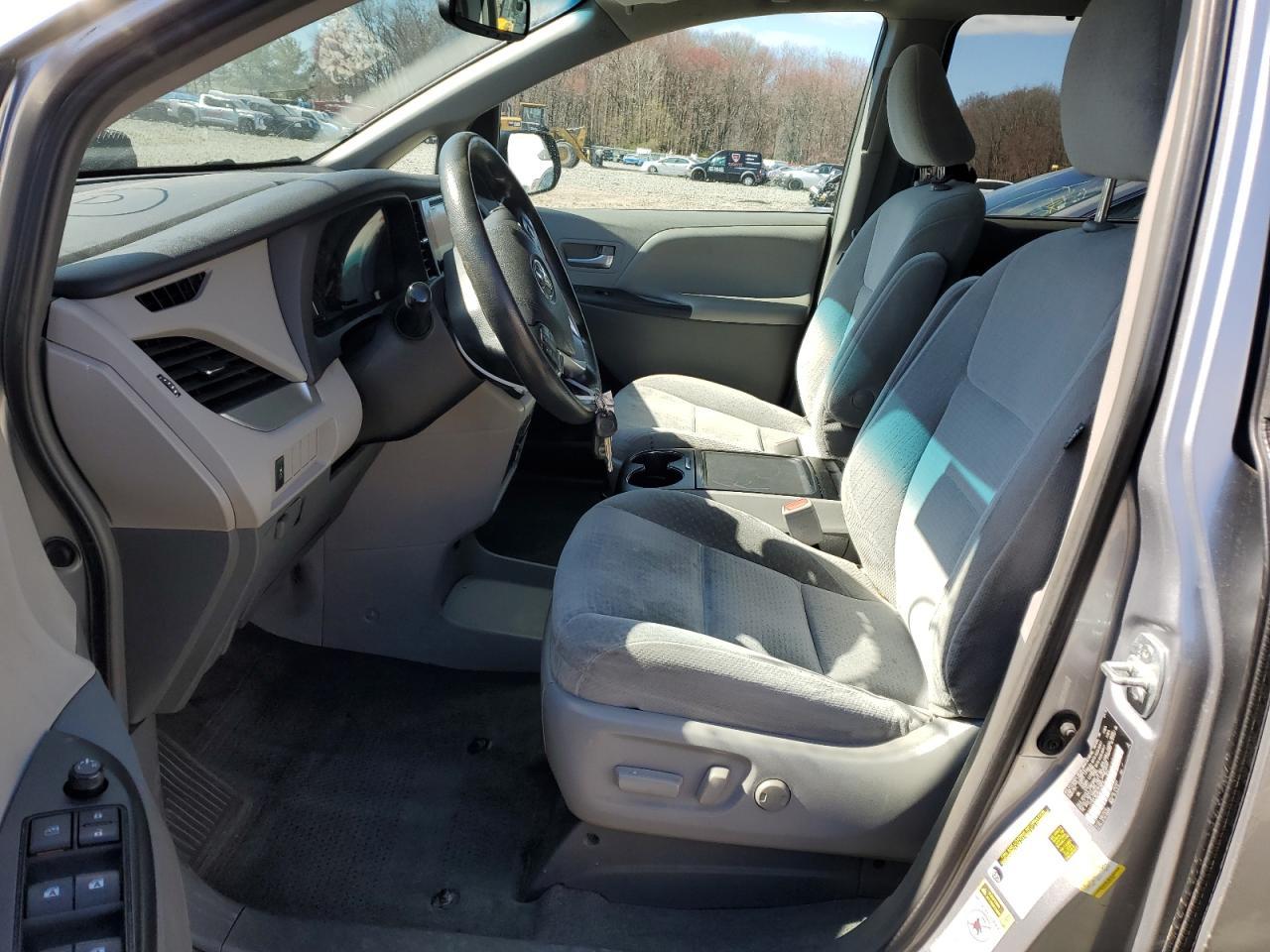 2015 TOYOTA SIENNA LE - Image 7