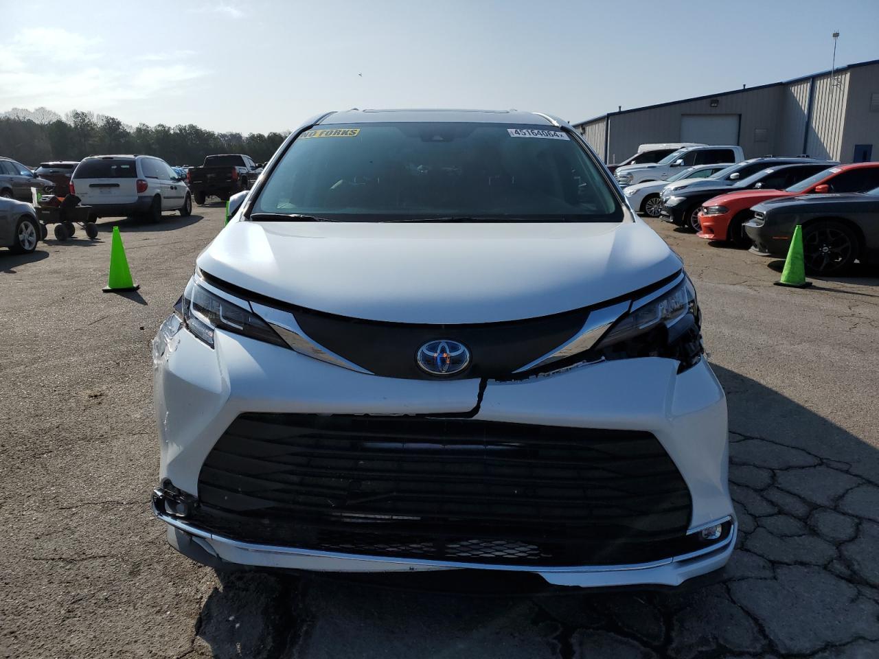 2023 TOYOTA SIENNA XLE - Image 5