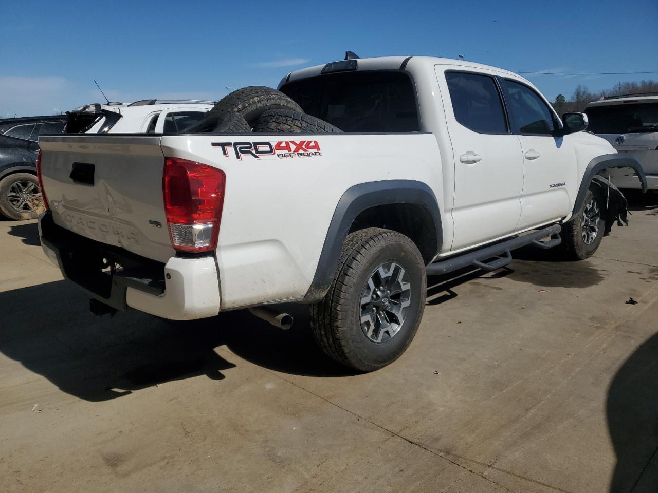 2017 TOYOTA TACOMA DOU - Фото 3