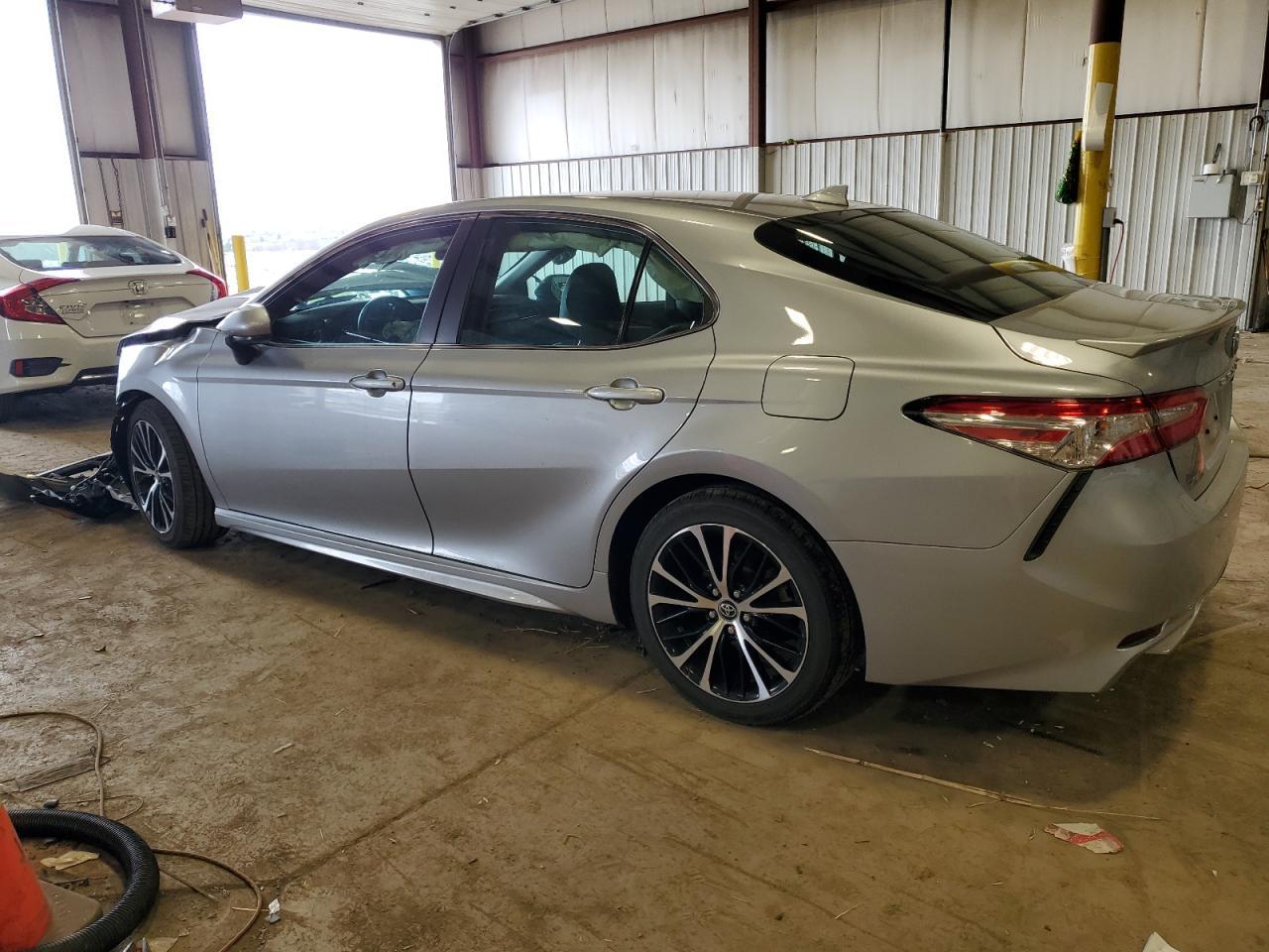 2020 TOYOTA CAMRY SE - Фото 2