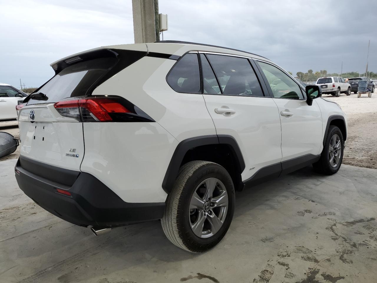 2023 TOYOTA RAV4 LE - Фото 3