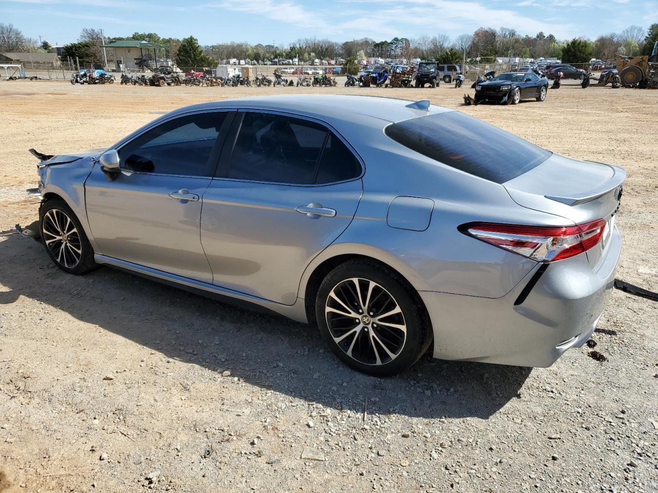 2020 TOYOTA CAMRY SE - Фото 2