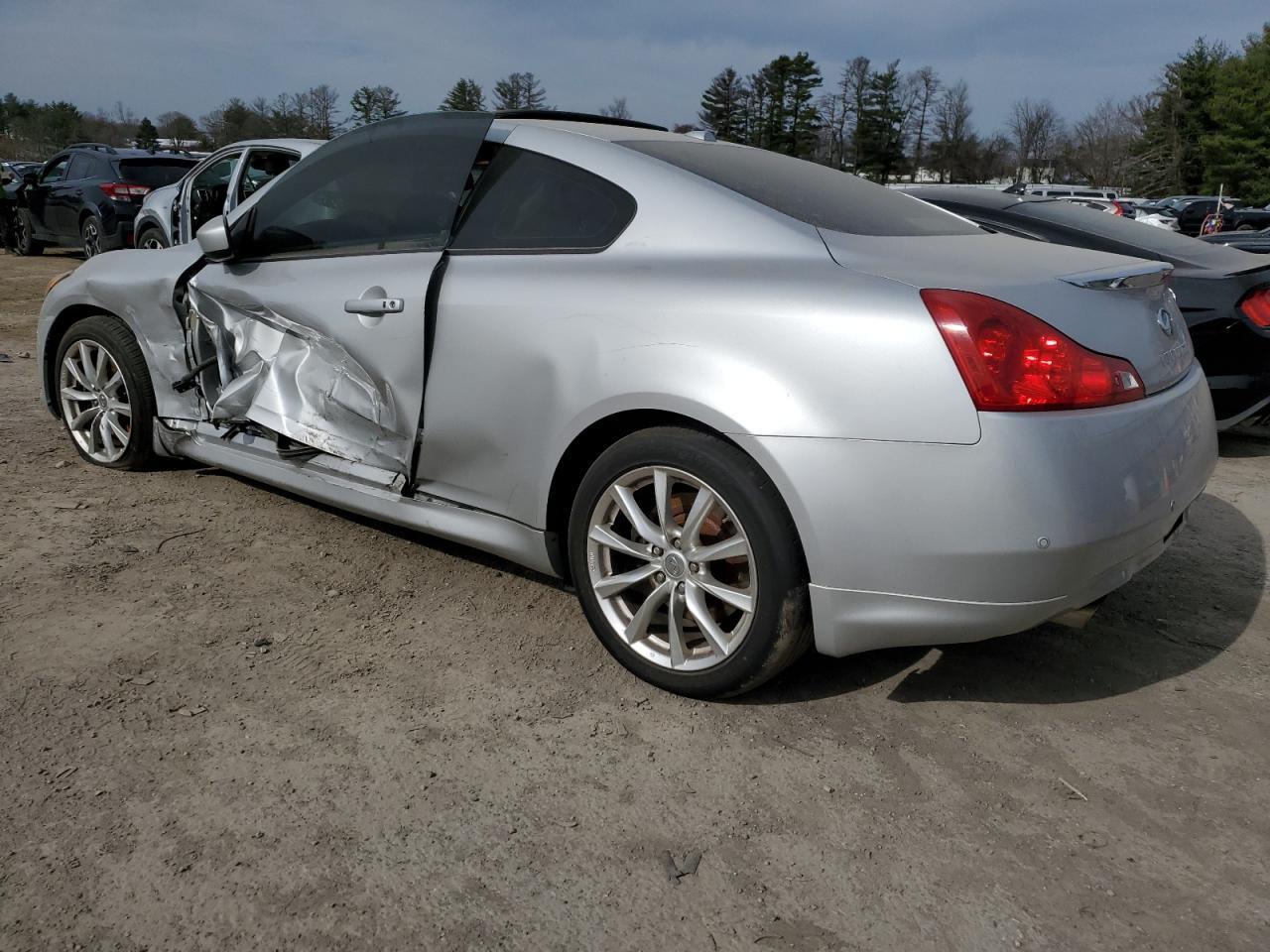 2011 INFINITI G37 - Фото 2