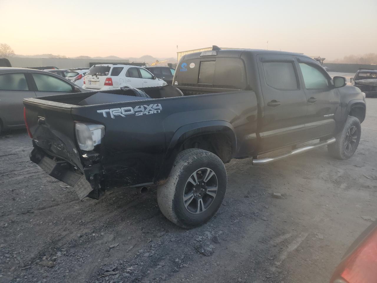 2017 TOYOTA TACOMA DOU - Фото 3