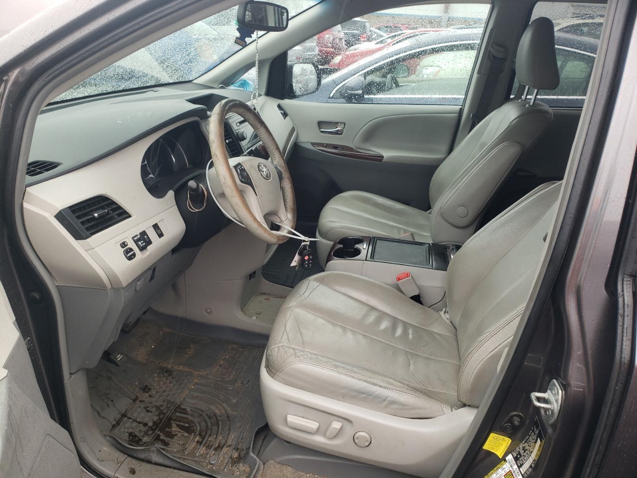 2013 TOYOTA SIENNA XLE - Image 7