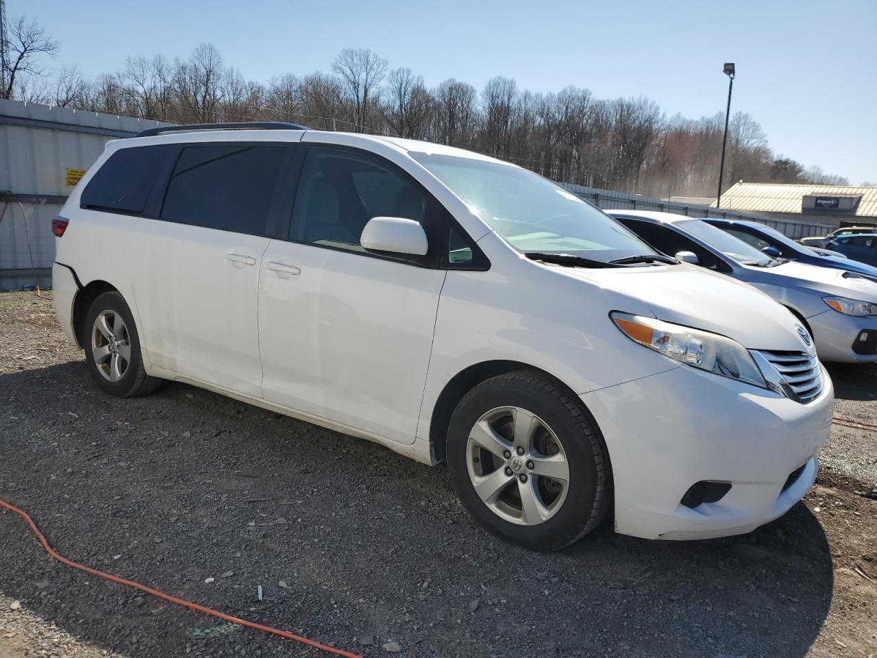 2015 TOYOTA SIENNA LE - Фото 4