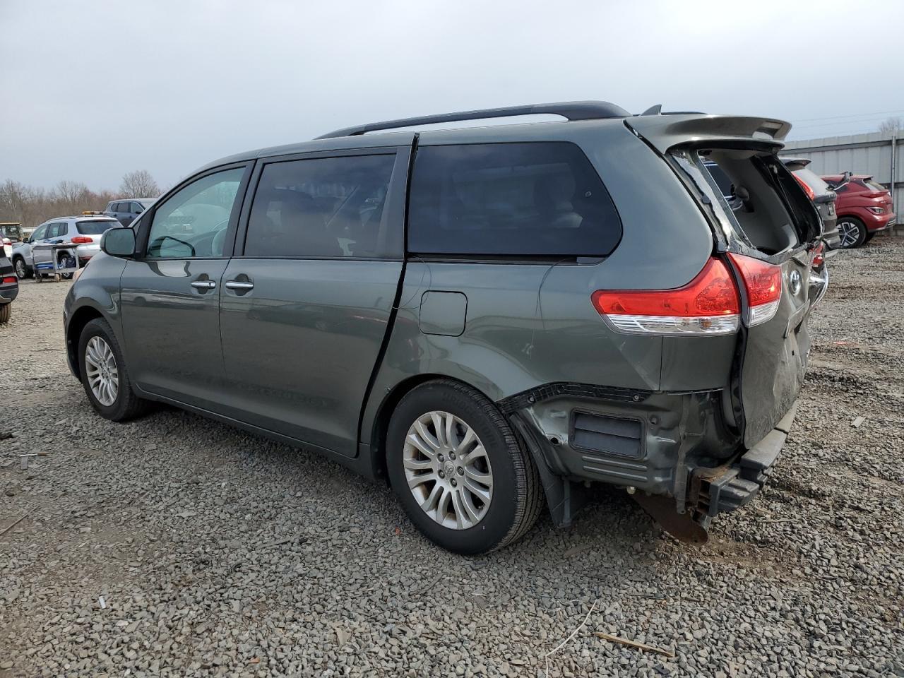 2011 TOYOTA SIENNA XLE - Image 2