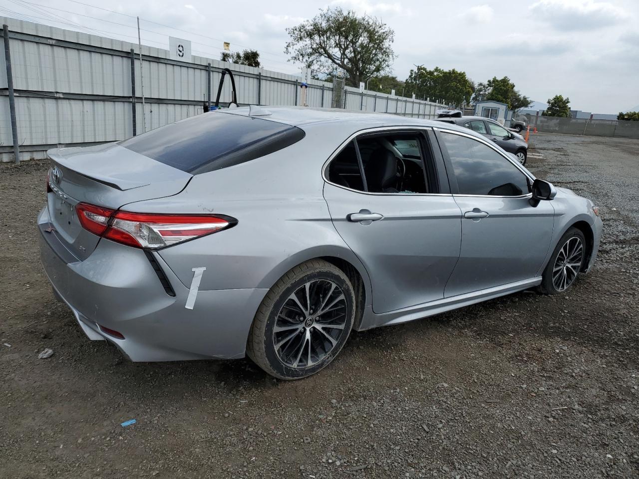 2020 TOYOTA CAMRY SE - Фото 3