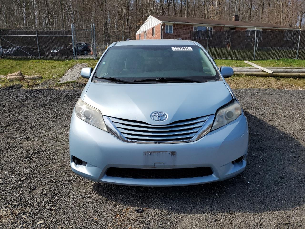 2015 TOYOTA SIENNA LE - Image 5