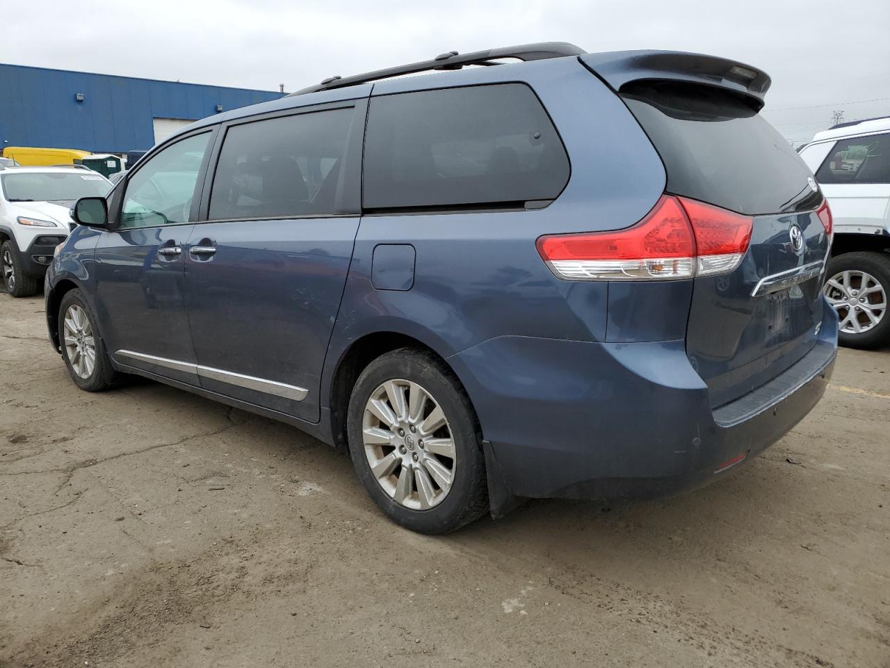 2013 TOYOTA SIENNA XLE - Image 2