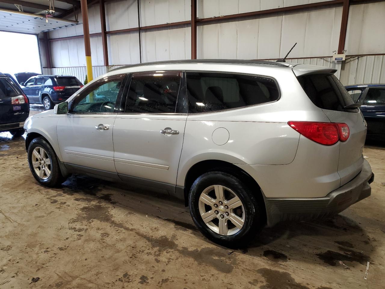 2012 CHEVROLET TRAVERSE L - Image 2