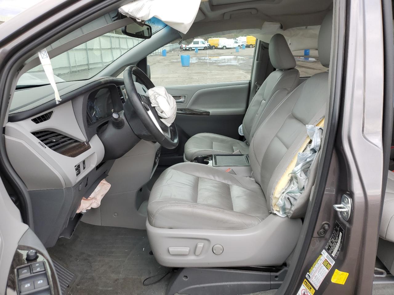 2015 TOYOTA SIENNA XLE - Image 7