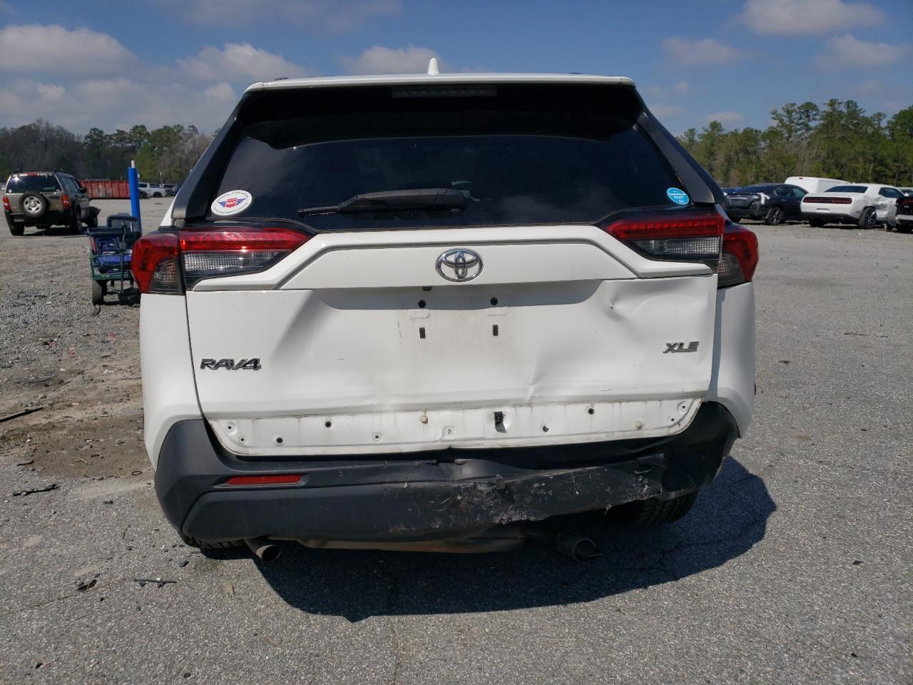 2019 TOYOTA RAV4 XLE P - Фото 6