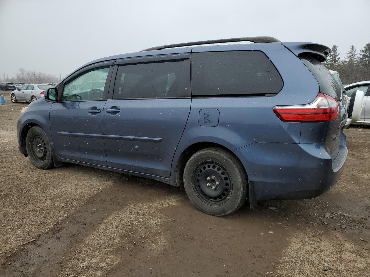 2015 TOYOTA SIENNA LE - Фото 2