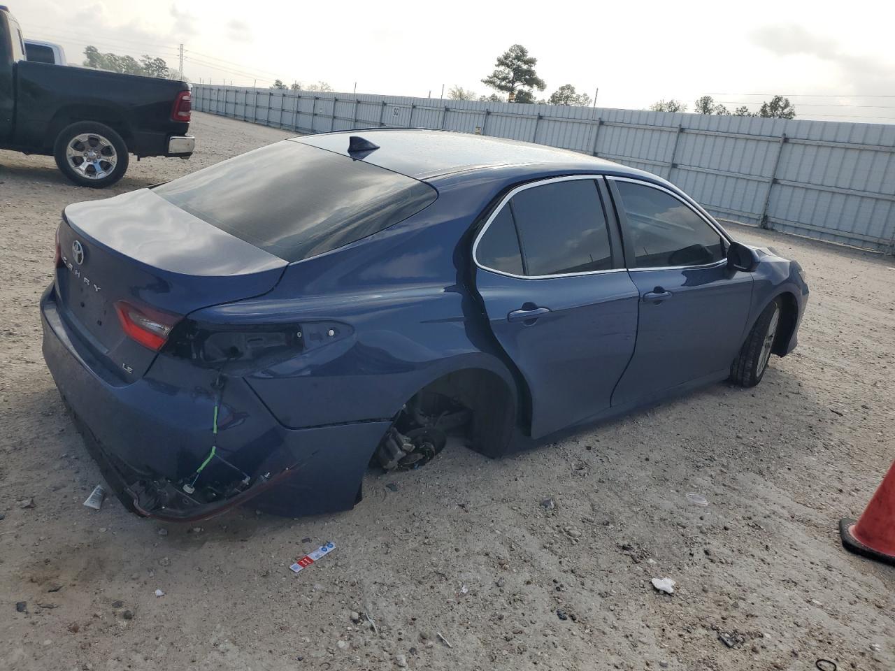 2023 TOYOTA CAMRY LE - Фото 3