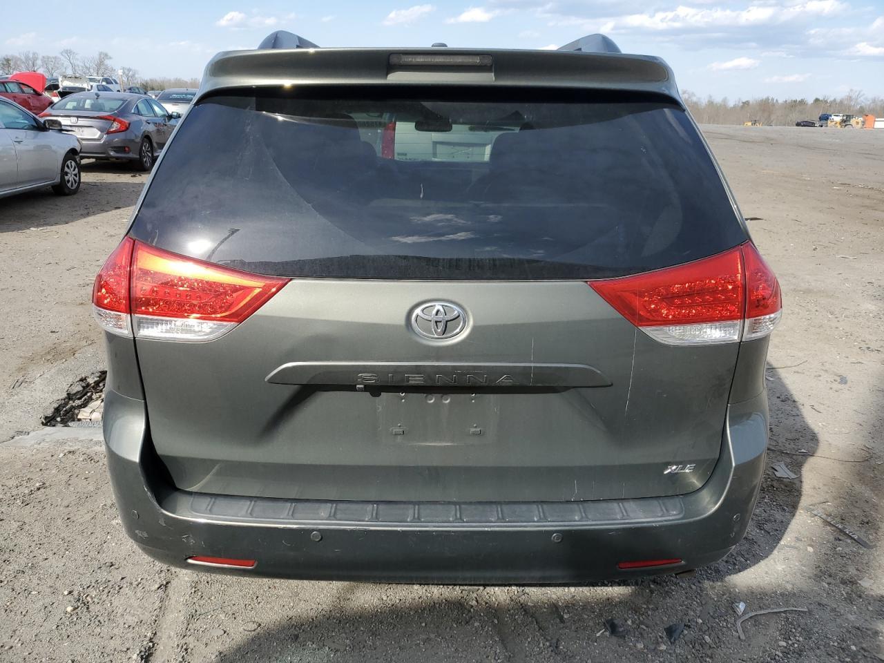 2011 TOYOTA SIENNA XLE - Фото 6