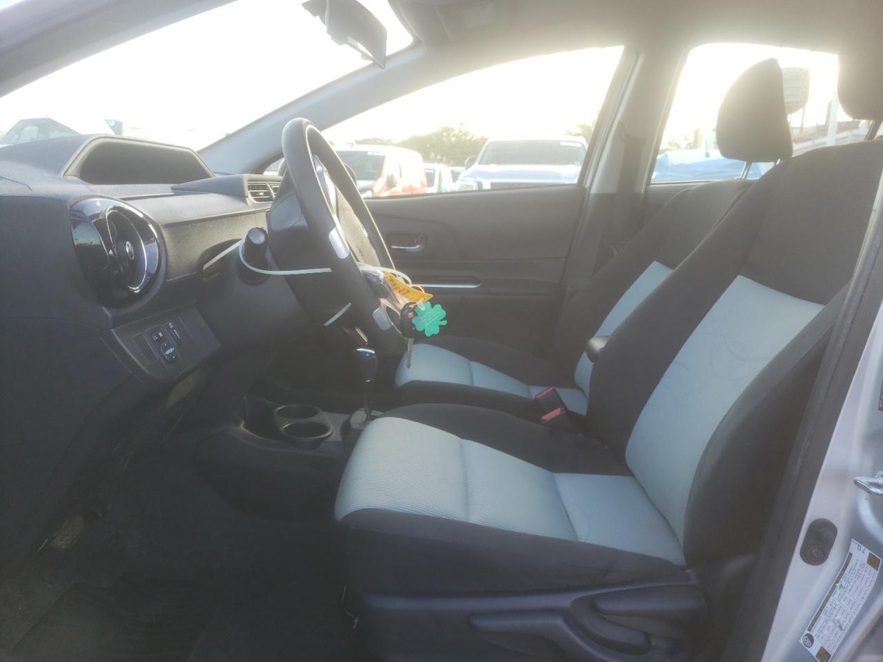 2015 TOYOTA PRIUS C - Image 7