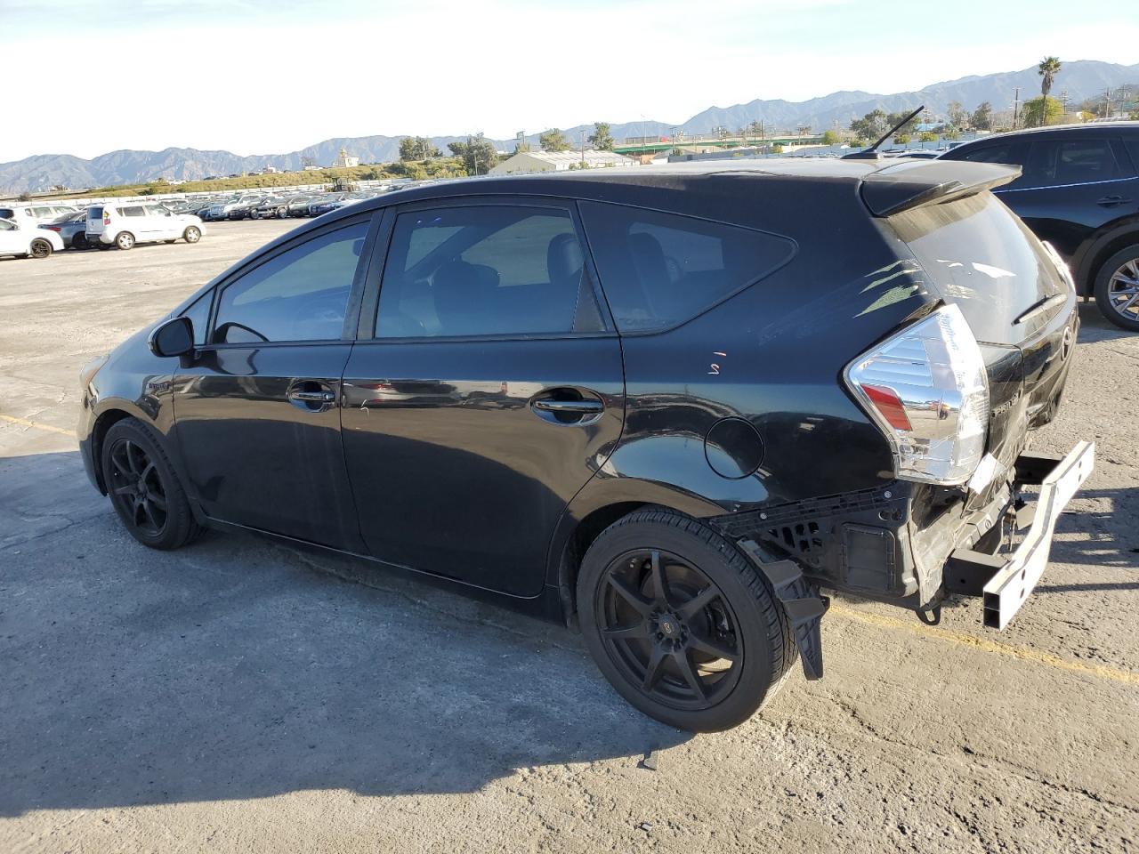 2013 TOYOTA PRIUS V - Фото 2