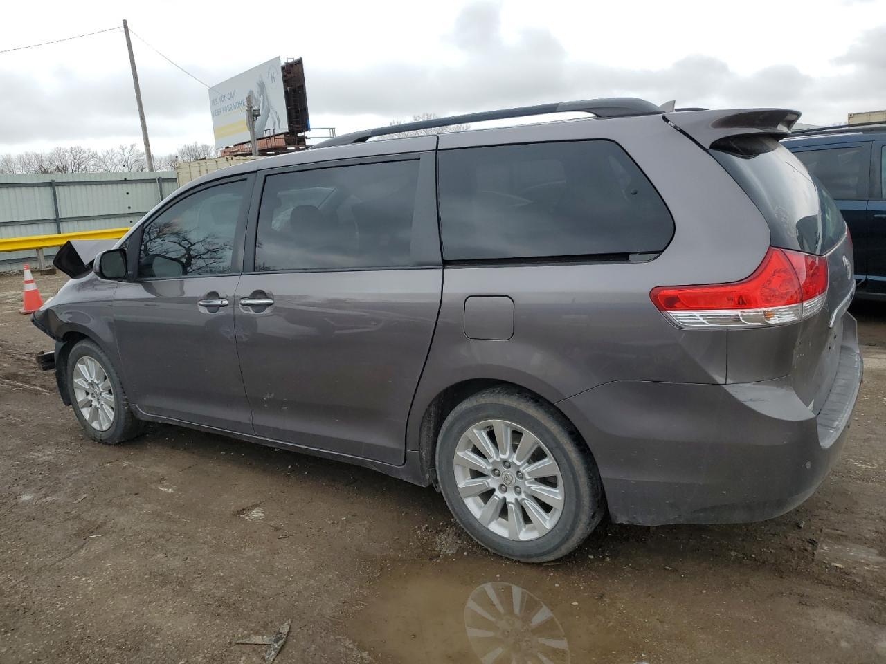 2011 TOYOTA SIENNA XLE - Image 2