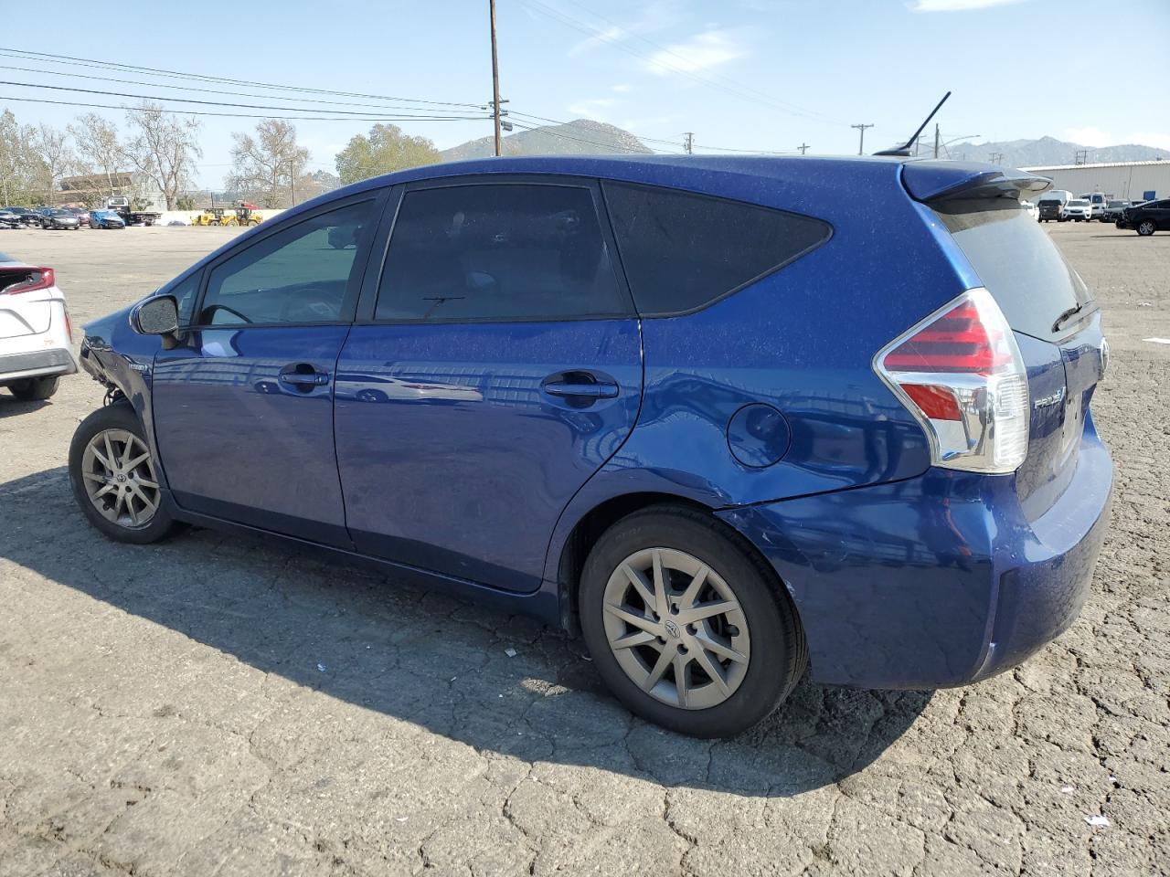 2015 TOYOTA PRIUS V - Image 2