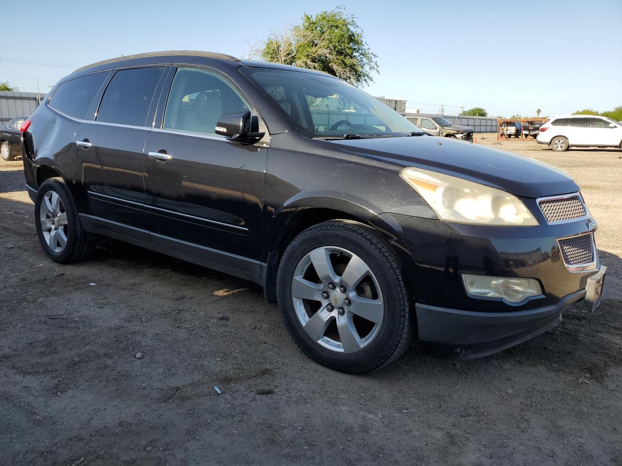 2011 CHEVROLET TRAVERSE L - Image 4