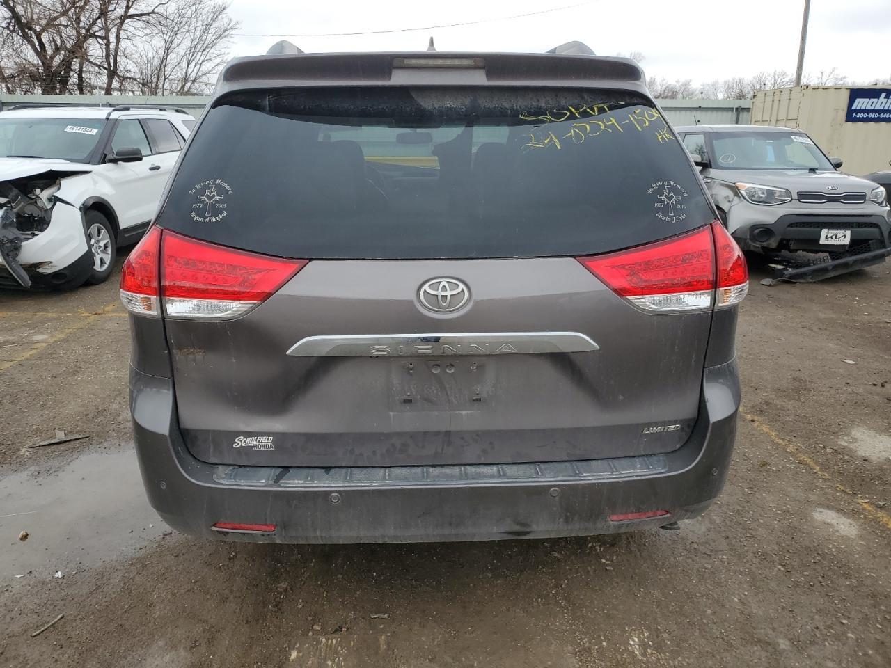 2011 TOYOTA SIENNA XLE - Image 6