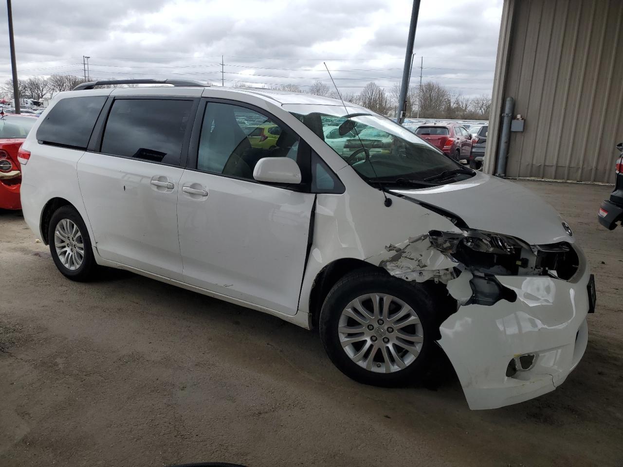 2013 TOYOTA SIENNA XLE - Фото 4