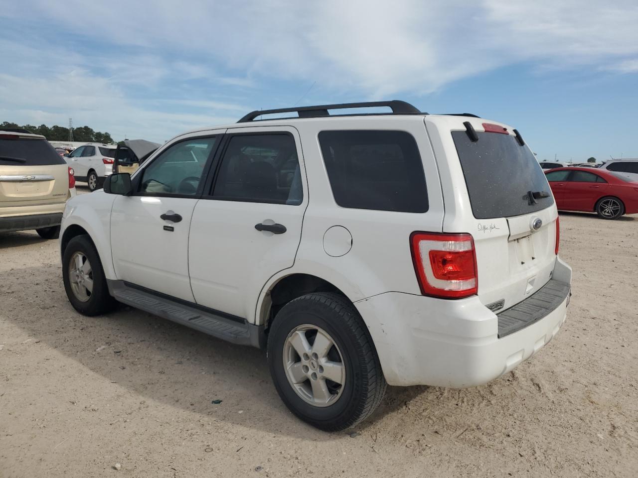 2010 FORD ESCAPE XLT - Image 2