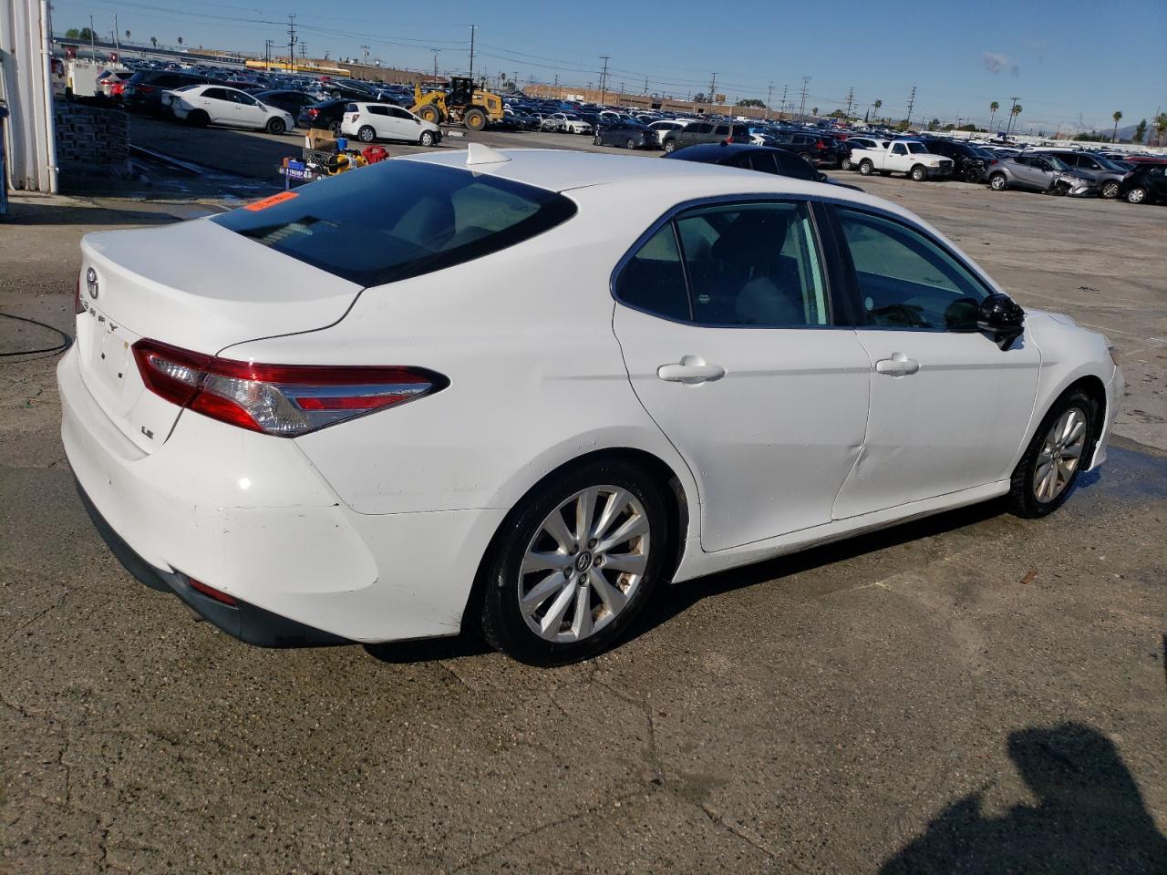 2020 TOYOTA CAMRY LE - Фото 3