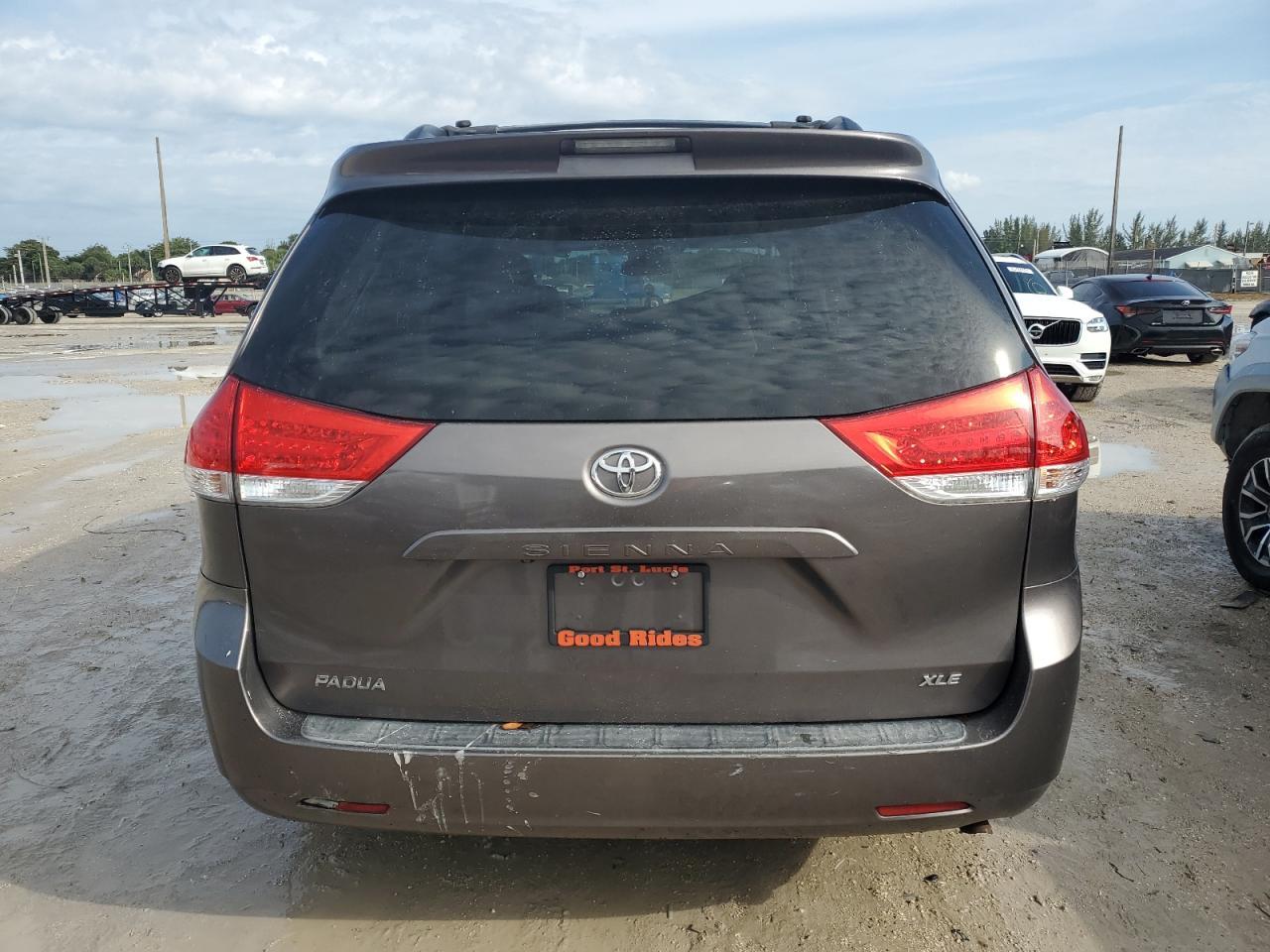 2011 TOYOTA SIENNA XLE - Image 6