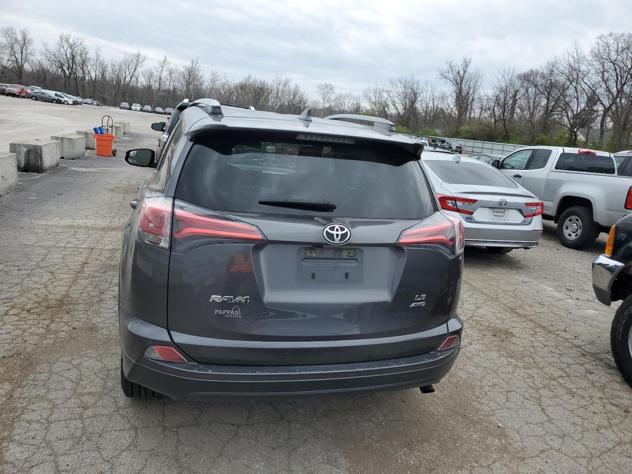 2018 TOYOTA RAV4 LE - Фото 6
