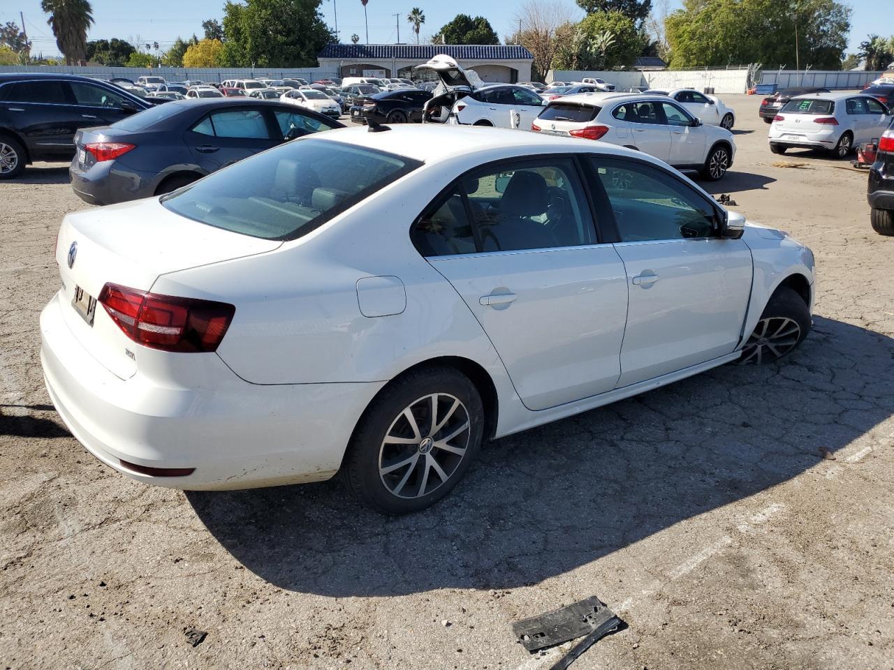 2017 VOLKSWAGEN JETTA SE - Image 3