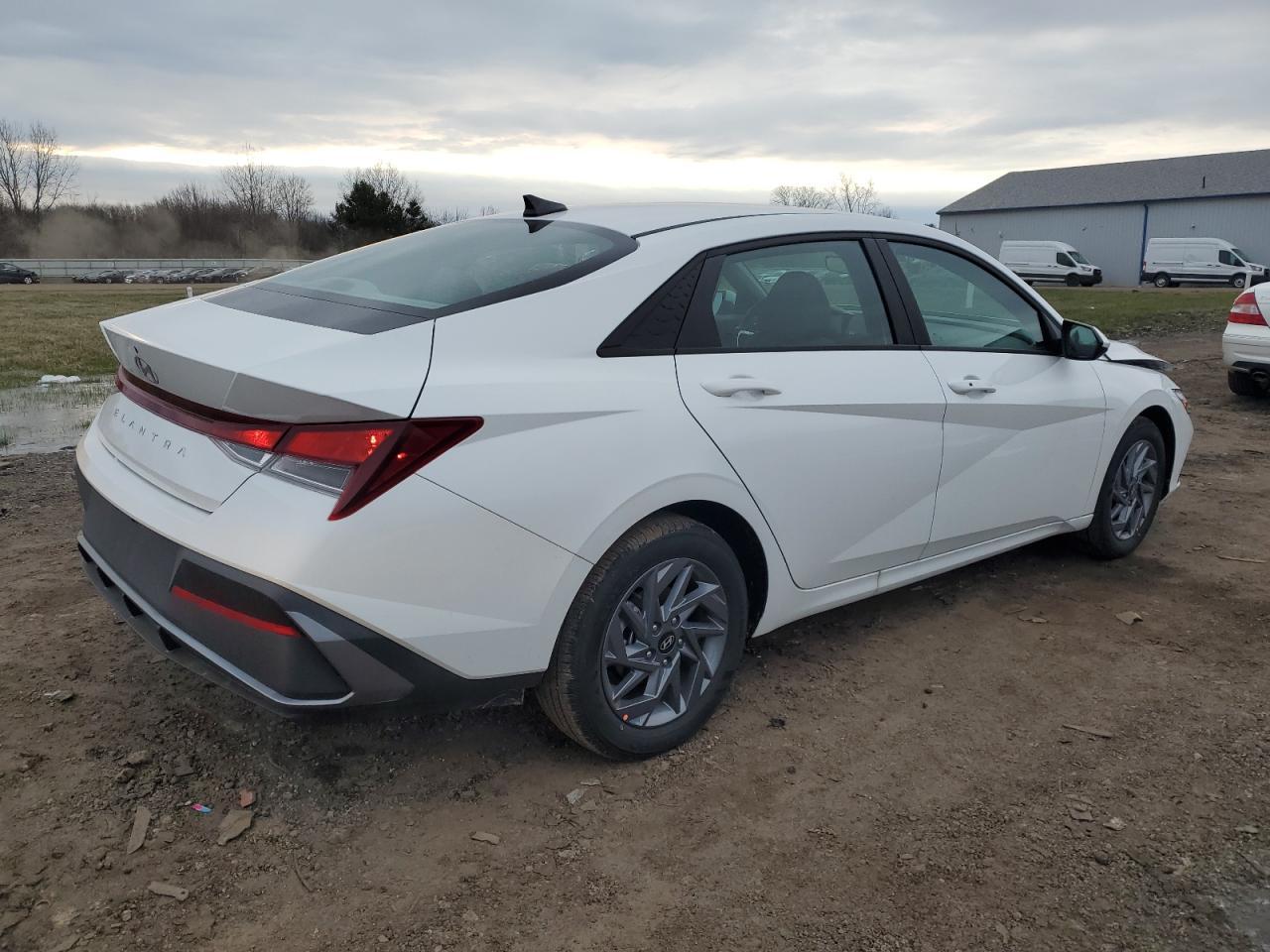 2024 HYUNDAI ELANTRA SE - Фото 3