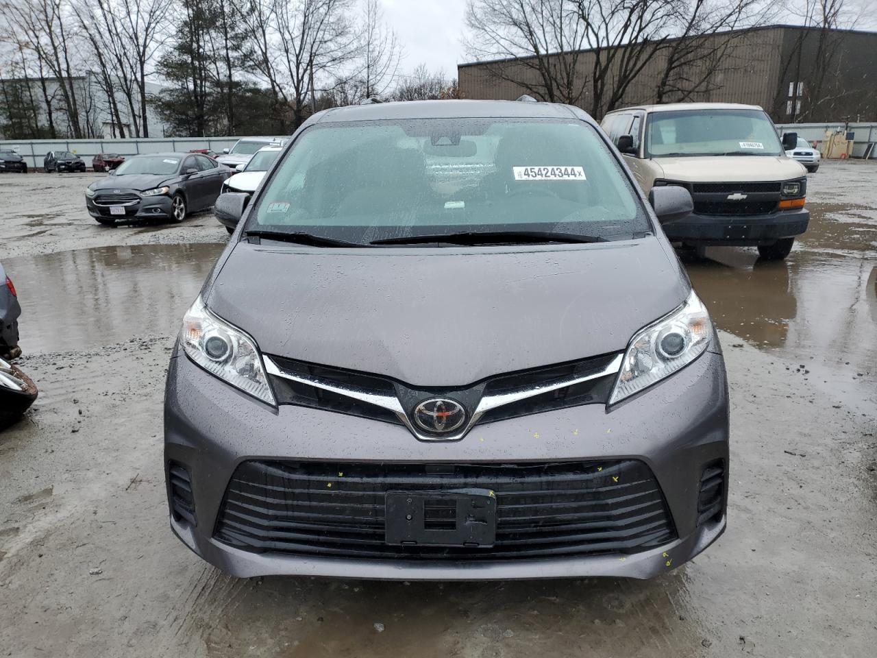 2019 TOYOTA SIENNA LE - Фото 5