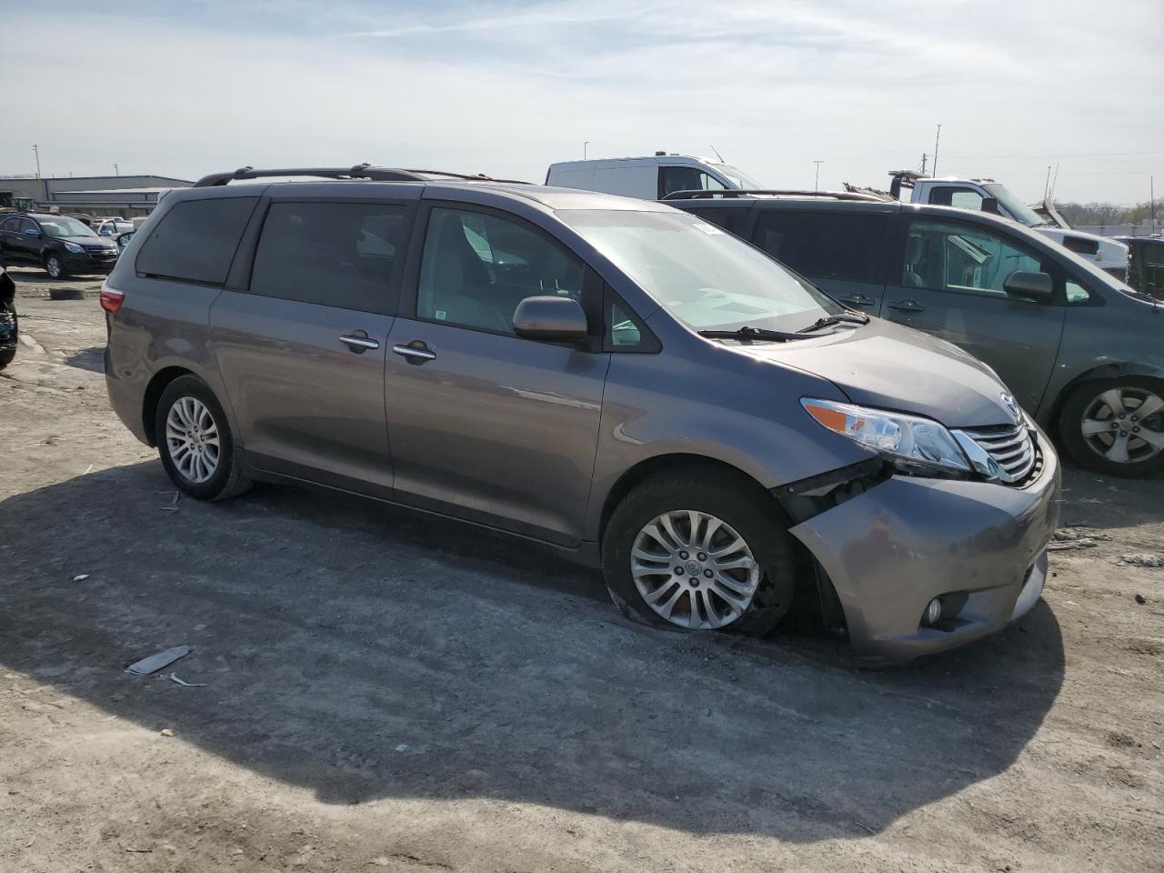 2015 TOYOTA SIENNA XLE - Фото 4