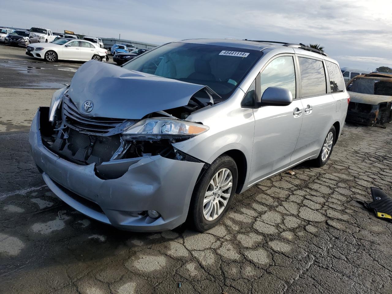 2015 TOYOTA SIENNA XLE