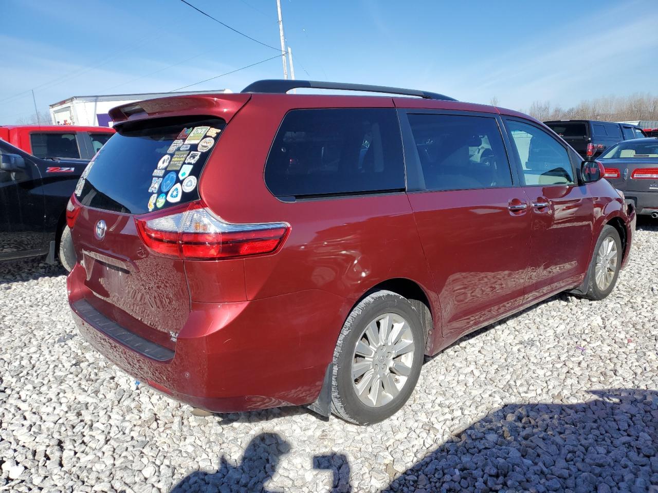 2015 TOYOTA SIENNA XLE - Image 3
